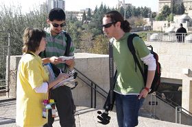 法轮功学员在耶路撒冷古城（Jerusalem-Saar）举行活动