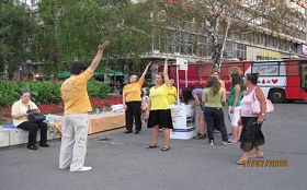 '塞尔维亚法轮功学员在首都贝尔格莱德市中心举办活动，揭露中共迫害。不少路人当场学炼法轮功。'