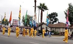 法轮功学员参加加州柔似密市独立日庆祝游行