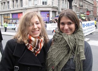 德国大学生萨丽娜（Salina）和莉娜（Lena）认为对法轮功的迫害是不应该发生的。
