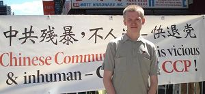 '二零一零年九月四日，面带羞涩的年轻人约翰第一次来到曼哈顿的唐人街，用善心向中国人讲真相。'