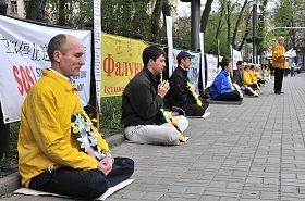 基辅法轮功学员在乌克兰中使馆前举办活动，揭露中共迫害