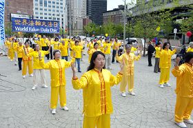 波士顿法轮功学员欢庆第十二届“世界法轮大法日”，在波士顿中国城绿色通道广场炼功