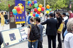广场真相海报展吸引了中国城居民和中外游客的驻足观赏