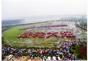 九九年四月十一日，武汉五千学员排“法轮大法”字形，雨中听交流
