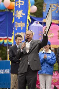 '纽约州众议员史蒂文森亲自送来褒奖至庆祝活动的现场，他在演讲前后分别用中文连喊两句：“法轮大法好！”。'
