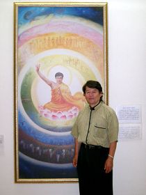国际艺术院总裁伊藤三春先生在他最喜爱的作品《转动乾坤》前拍照留念
