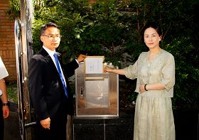 韩国法轮大法学会副会长李仟秀（右）和发言人、法学博士吴世烈，将抗议中共迫害的声明书投入中使馆信箱。