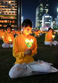 二零一一年七月二十日晚，韩国法轮功学员在的首尔广场举行烛光悼念，告知世人迫害仍在持续中，需要善良人们的共同关注。