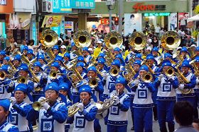 天国乐团游经嘉义市重要道路，挤满了人潮，争睹天国乐团盛大的演出