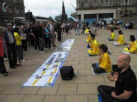 法轮功学员在爱丁堡国际艺术节传播法轮功真相