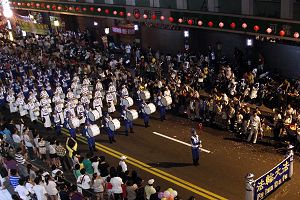 二零一一年八月十三日晚间，天国乐团参加基隆中元祭放水灯游行