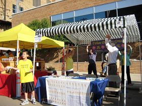 法轮大法学员在南达科他州苏福尔斯市道旁文化节上设立了摊位，向当地民众介绍法轮功。