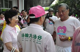 出发前，曼谷市长素坤攀亲王向法轮功游行队伍致意