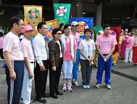 出发前，曼谷副市长在法轮功游行队伍前合影